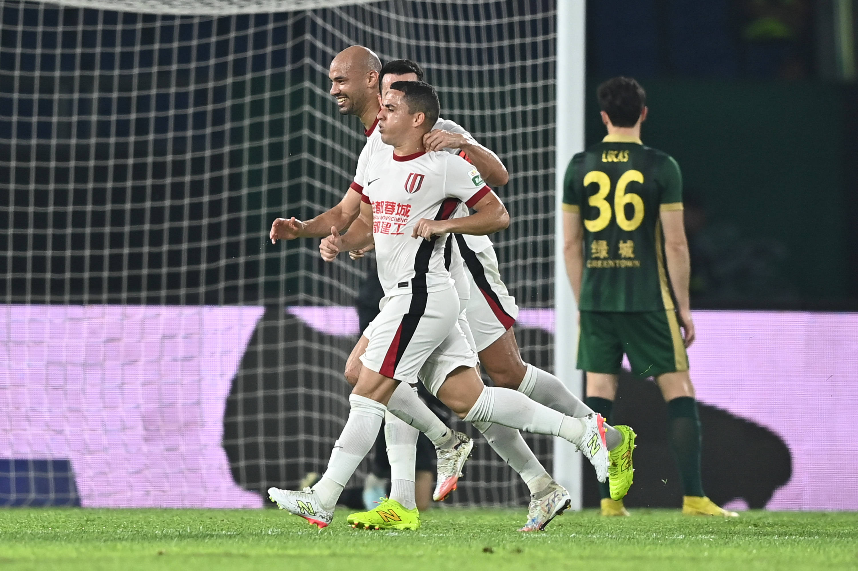 今夜那不勒斯调整名单以备欧联,绝杀压哨环节打磨,引发热议,年轻球员得到机会的简单介绍 今夜那不勒斯调整名单以备欧联,绝杀压哨环节打磨,引发热议,年轻球员得到机会的简单介绍